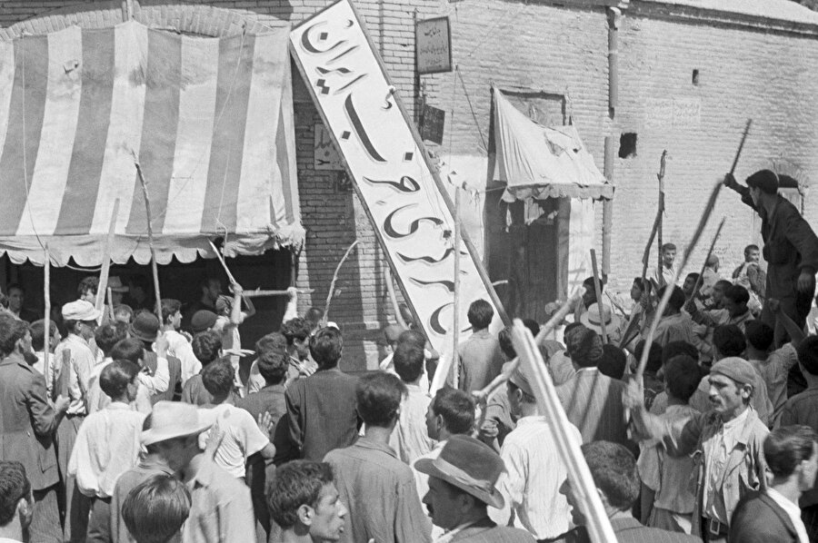 19 Ağustos 1953'te bir gösterici kalabalığı Tahran'daki genel merkezin önünde İran Partisi'nin tabelasını yırttı. 
