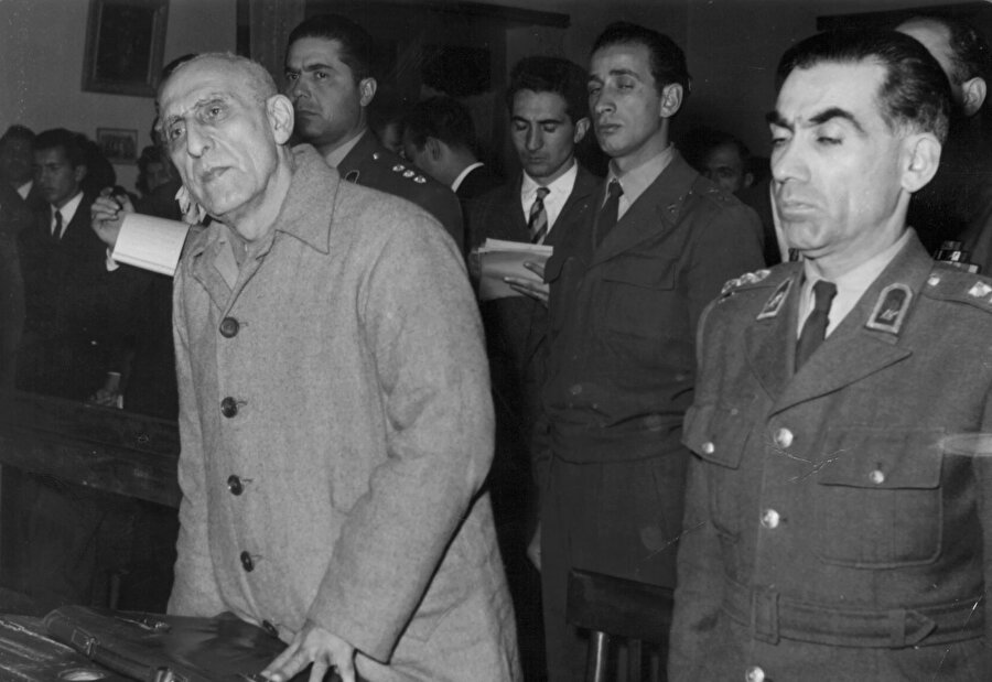 Eski İran Başbakanı Muhammed Musaddık (solda), 21 Aralık 1953'te Tahran, İran'da Şah'a karşı hareket etmekle ilgili 13 suçlamadan suçlu bulunduktan sonra askeri mahkeme tarafından üç yıl hücre hapsine mahkûm edildi.