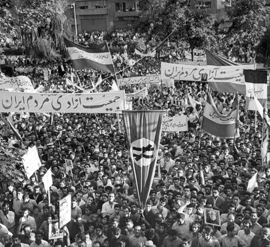 Başbakan Muhammed Musaddık'ın 16 Ağustos 1953'te Tahran'da Şah yanlısı bir darbeyi bastırdığını açıklamasının ardından parlamento meydanında büyük bir kalabalık toplandı.