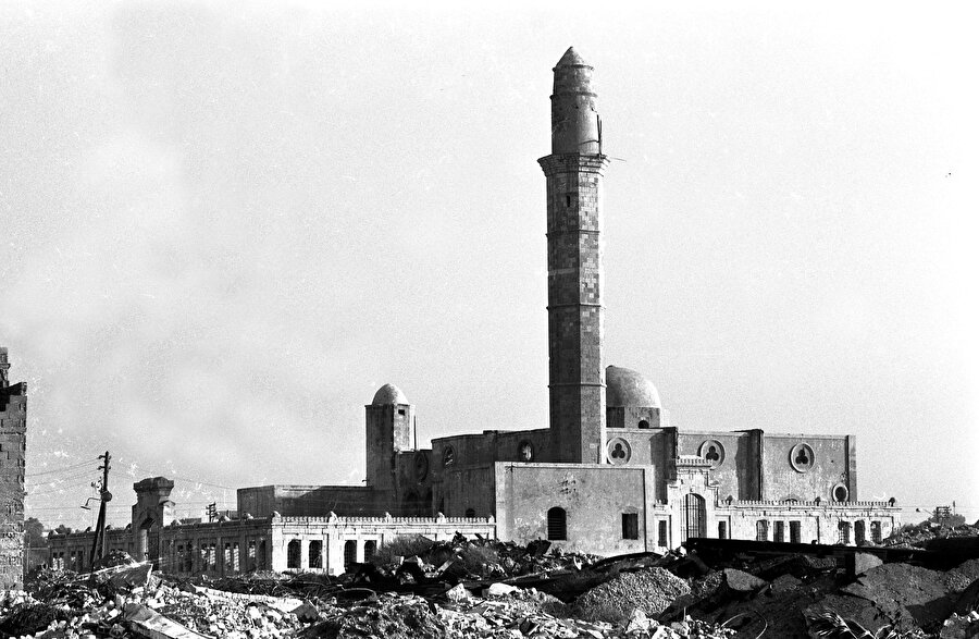 El-Menşiyye Mahallesi’nin yerle bir edilmesi ve Filistin halkının tehcir edilmesinden sonra Hasan Bey Camii’nin görünümü.