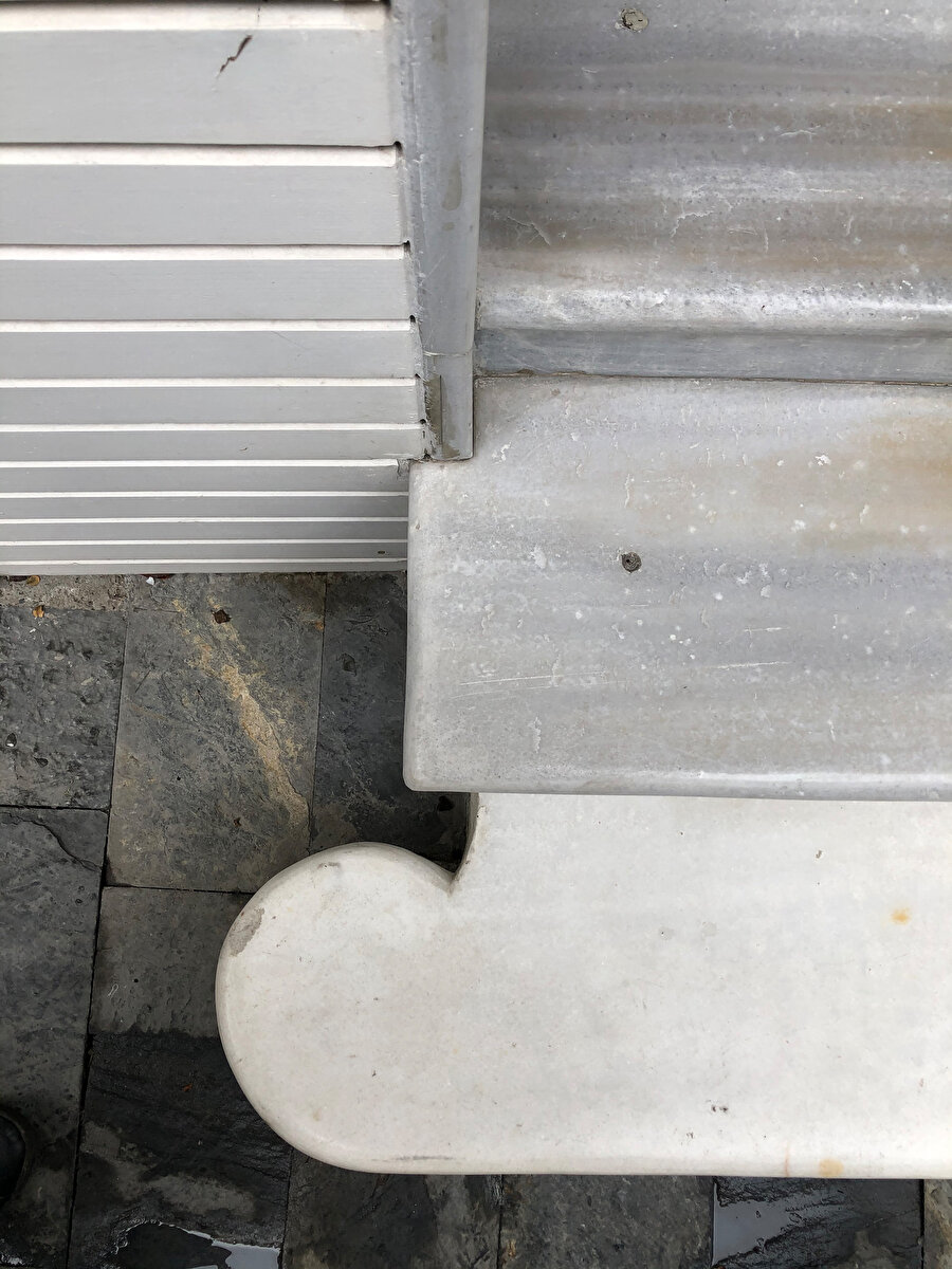 Arnavutköy, Dulkadiroğulları Sokak 4 numaralı yapının giriş merdiveninin basamak detayı. Fotoğraf: Uluç Algan 