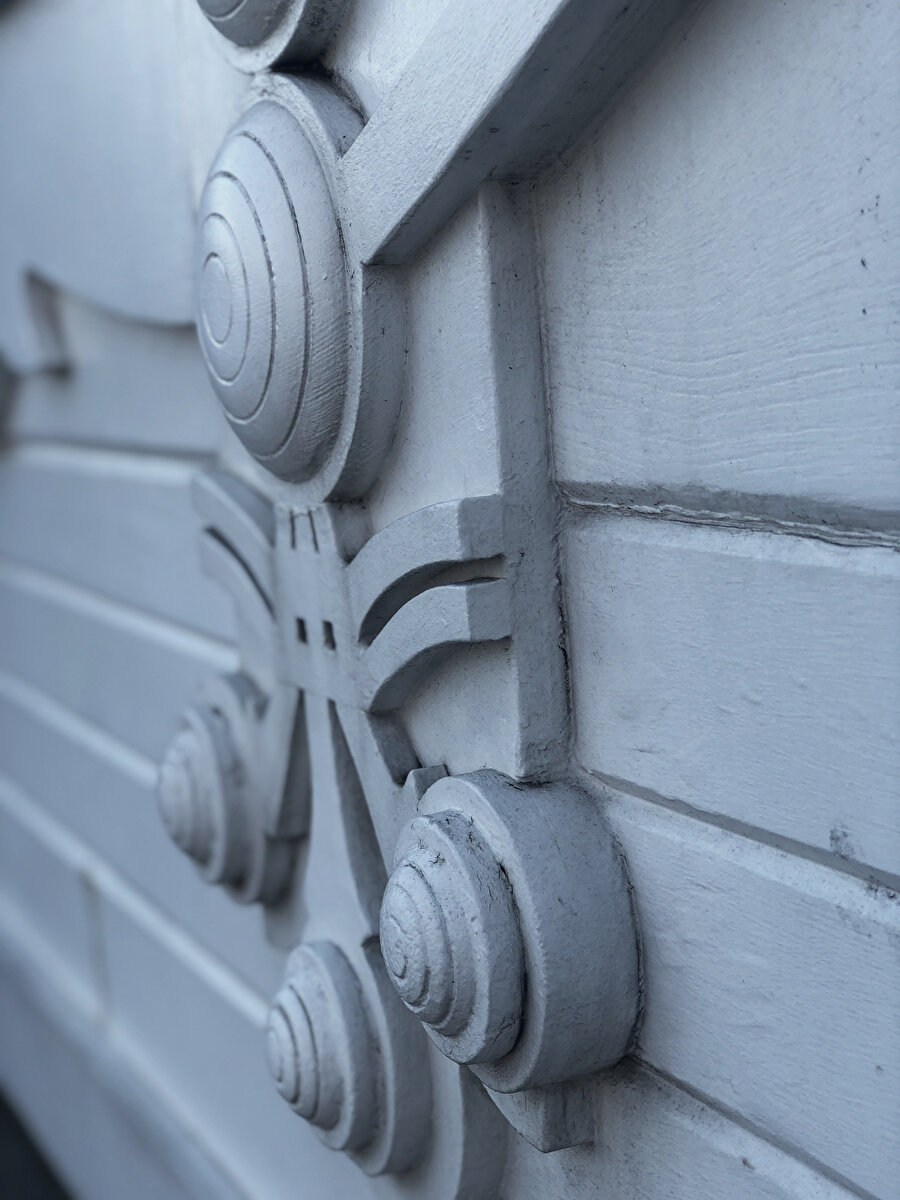 Sarıyer, Kefeliköy Caddesi 6 numaralı yapı, bezeme detayı. Fotoğraf: Uluç Algan 