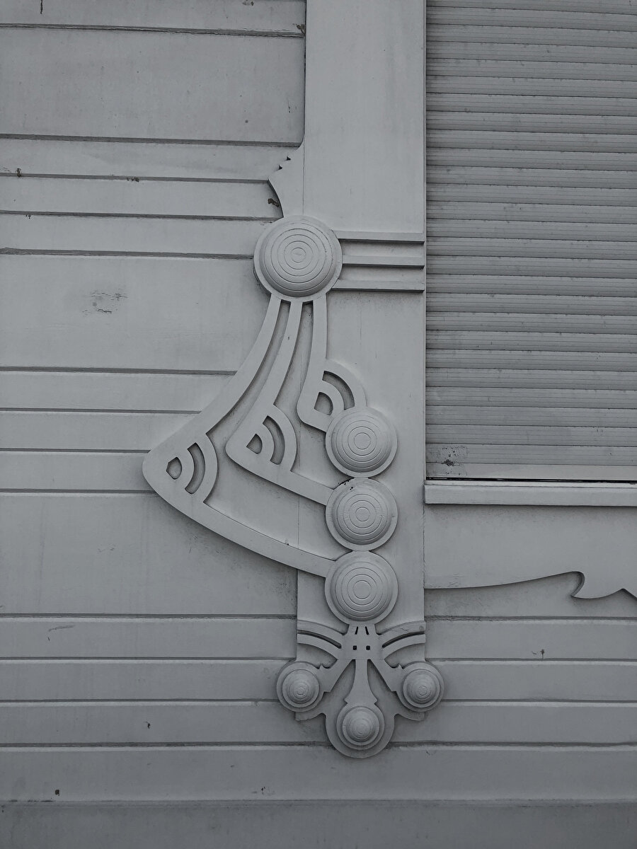 Sarıyer, Kefeliköy Caddesi 6 numaralı yapı ahşap bezeme detayı. Fotoğraf: Uluç Algan 