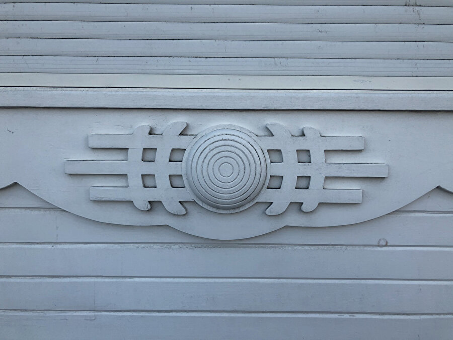 Sarıyer, Kefeliköy Caddesi 6 numaralı yapı, süsleme detayı. Fotoğraf: Uluç Algan 