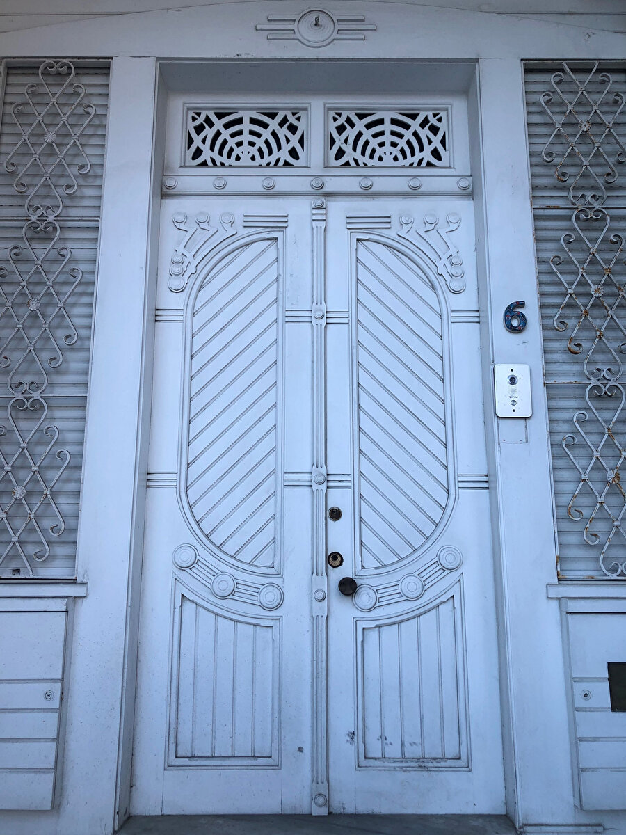 Sarıyer, Kefeliköy Caddesi 6 numaralı yapının giriş kapısı. Fotoğraf: Uluç Algan 