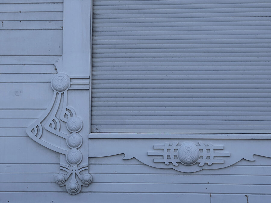 Sarıyer, Kefeliköy Caddesi 6 numaralı yapının ahşap doğrama süsleme detayı.Fotoğraf: Uluç Algan 