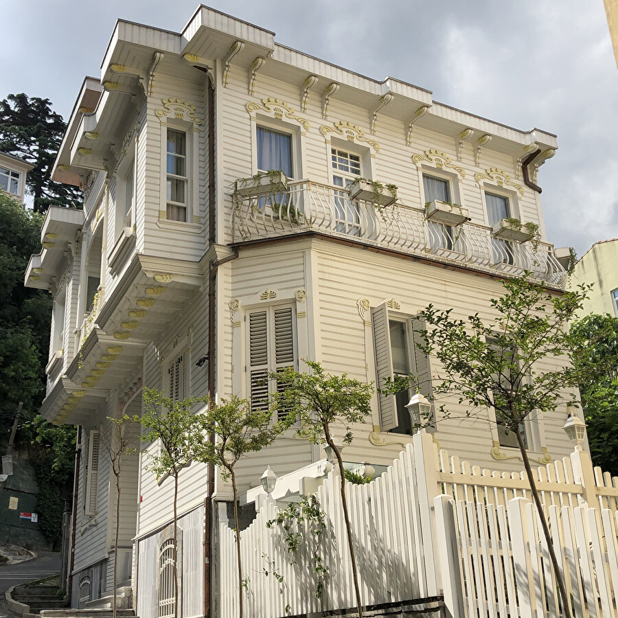 Arnavutköy, Dulkadiroğulları Sokak 4 numaralı yapı. Fotoğraf: Uluç Algan  