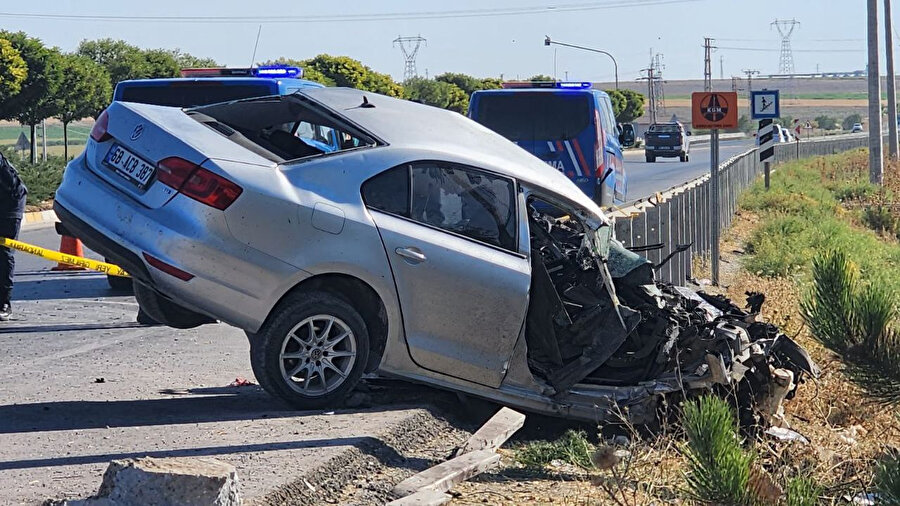 Bariyerlere çarpan otomobilin 16 yaşındaki sürücüsü hayatını kaybetti