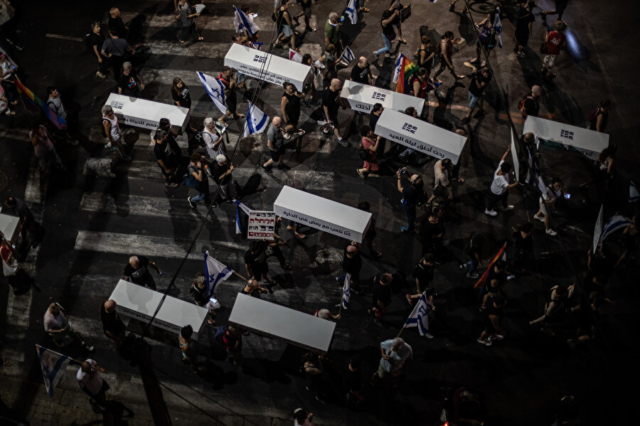 Protestocular, bu yıl 159 Filistinlinin cinayete kurban gitmesini protesto etmek için sembolik tabutlar taşıyarak Habima Meydanı'ndan Kaplan Caddesi'ne yürüdü.