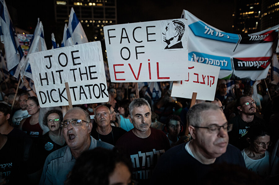  Tel Aviv'de toplanan Arap asıllı İsrailliler ve onlara destek veren bir grup, ülkede Araplara yönelik işlenen cinayetlerde hükûmetin suçlularla mücadelede yetersiz kalmasına tepki gösterdi. 