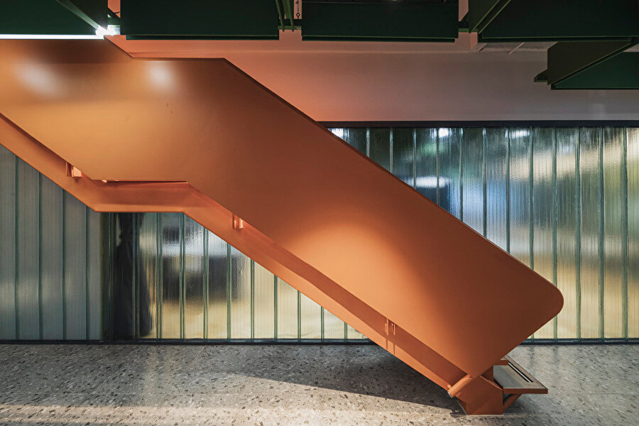Orta alanda yer alan merdiven ilgi çekici bir strüktür olarak tasarlanıyor. 