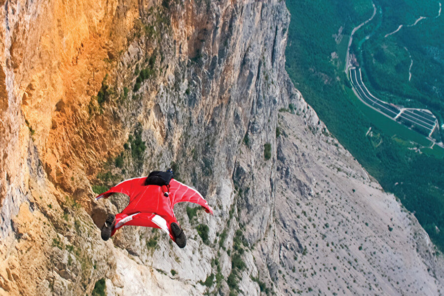 Wingsuit, uçan sincaplardan esinlenerek hayatımıza giren bir spor dalıdır.