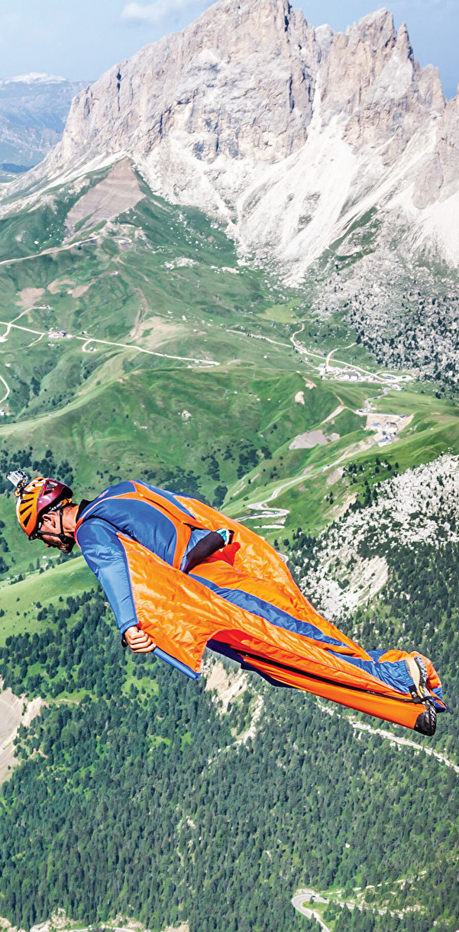 Dünyadaki en uzun Wingsuit uçuş rekoru 9 dakika 6 saniye iken en yüksekten atlama rekoru ise 11,407 metrede.
