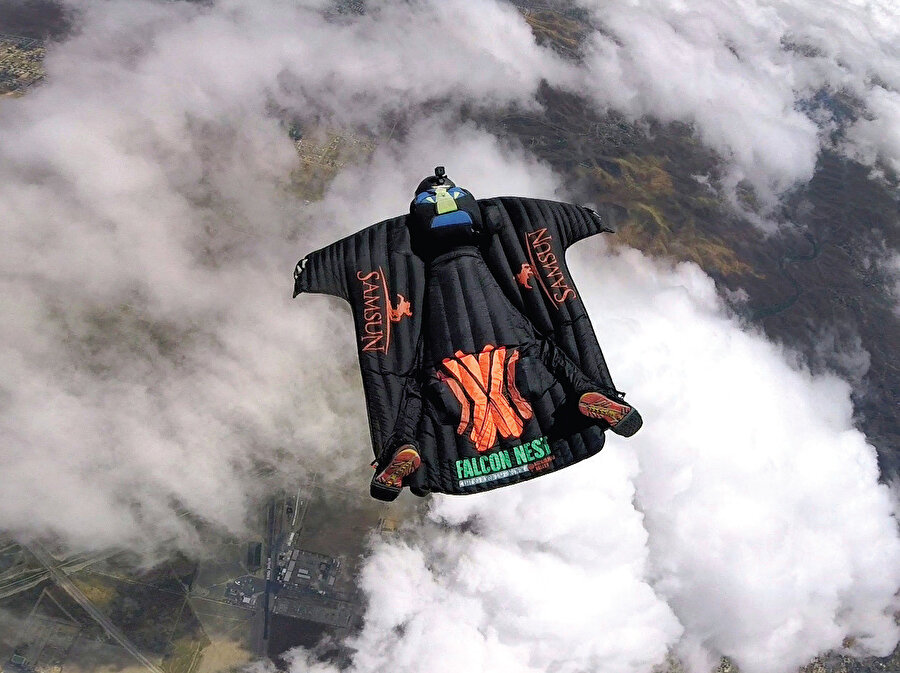 "Wingsuit BASE jumping ile ilgili tek bir tüyom var: Asla Bulaşmayın! Çünkü çok ilkel ve çok tehlikeli."