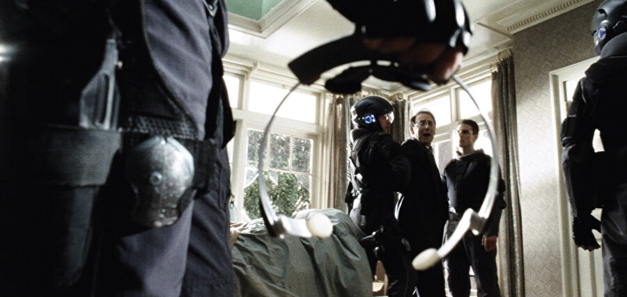 Film, genellikle yapay zekayı ve veri işlemeyi konu ediyor.