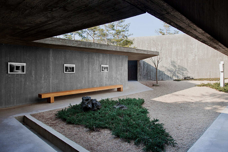 Álvaro Siza, Kore mimarisini modern bir bağlamla yeniden yorumlayarak yapılarına uyarlıyor. 