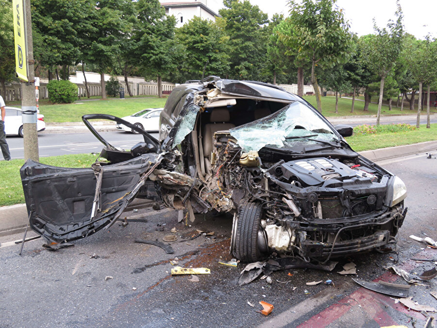 İstanbul Üsküdar'da cip İETT otobüsüne çarptı