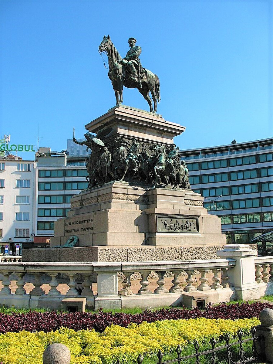 93 Harbi sonrası Rus Çarı II. Aleksandr adına Bulgaristan’ın başkenti Sofya’nın merkezine dikilen “Kurtarıcı Çar” heykeli.