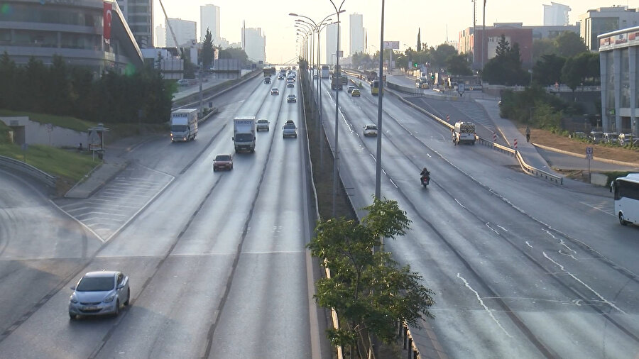 İstanbul'da sabah saatlerinde yollar boş kaldı