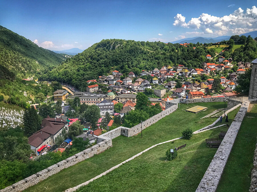 Bosna Hersek’te cami, tekke ve vakıf eserlerini sıkça görürken, günümüz Travnik şehrinde sadece 3 tekkenin varlığından söz edebiliyoruz.