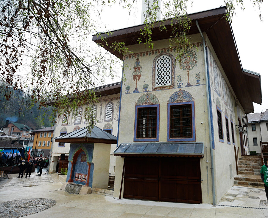 Travnik'in sembollerinden olan Süleyman Paşa Camii olarak da bilinen Alaca Camii, adını, içinde ve dışındaki Rumiler, renkli duvar süslemeleri, servi ve ağaç desenlerinden alıyor.