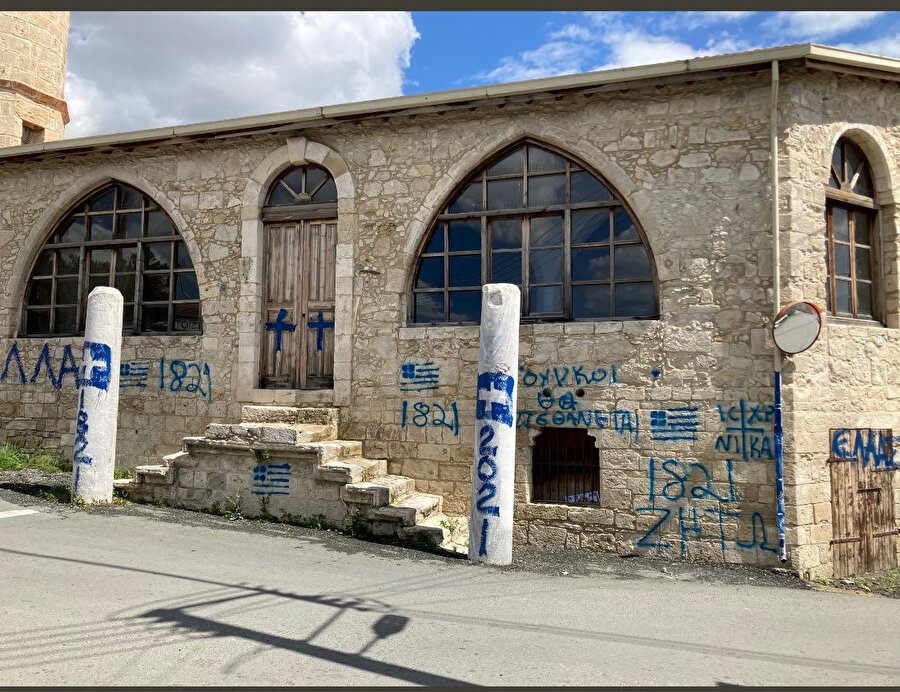 Kıbrıs Rum yönetimine bağlı Limasol'un Yalova köyünde, bir cami, Yunanistan’ın bağımsız günü olan 25 Mart 1821'in yıl dönümünde Yunan isyanını öven sloganlar, duvarlara ve kapılara Yunan bayrağı ve haç çizilen, kimliği belirsiz kişilerce tahrip edilmişti, 25 Mart 2021.