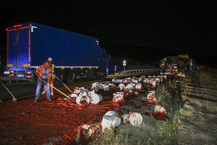 Uşak'ta yolcu otobüsünün TIR'a arkadan çarptı: 15 kişi yaralandı