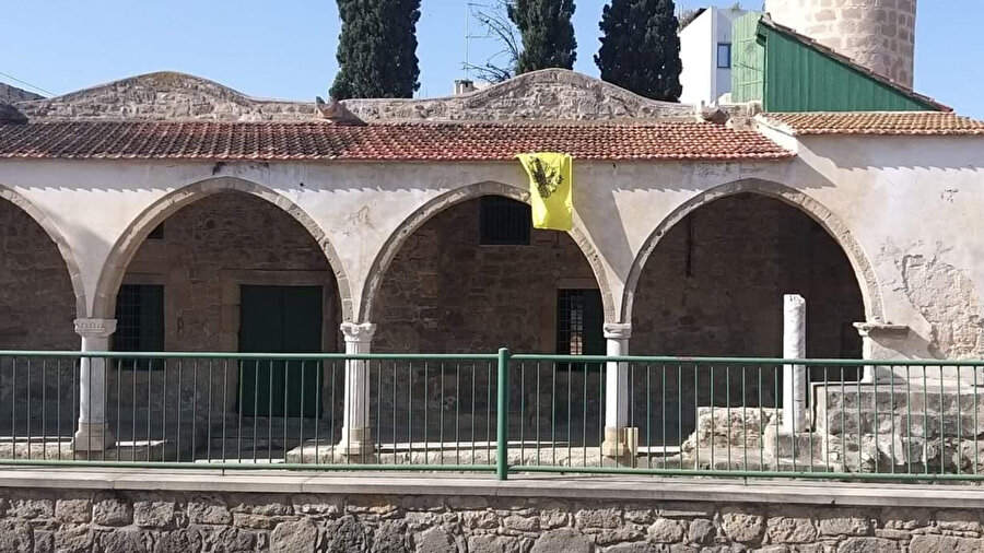Kıbrıs Rum Kesimi'nin Larnaka kentindeki Tuzla Camii'ne Bizans bayrağı asılmıştı, 7 Haziran 2020.