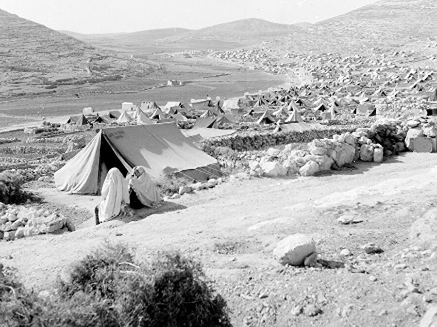 İsrail devletinin resmî olarak kurulduğu 1948'den önce Filistin topraklarında 1 milyon 400 bin Filistinli yaşıyordu fakat İsrail'in kuruluşuna giden süreçte silahlı Siyonist çeteler tarafından düzenlenen terör saldırıları nedeniyle evlerini terk etmek zorunda kalan 800 bin Filistinli kendi topraklarında mülteci konumuna düştü.