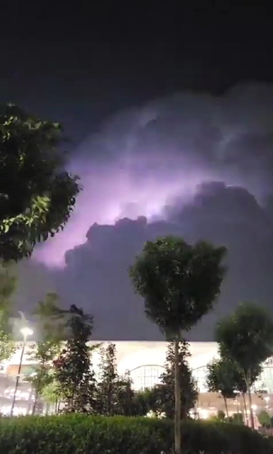 İstanbul'da 'elektrik fırtınası' gökyüzünü aydınlattı