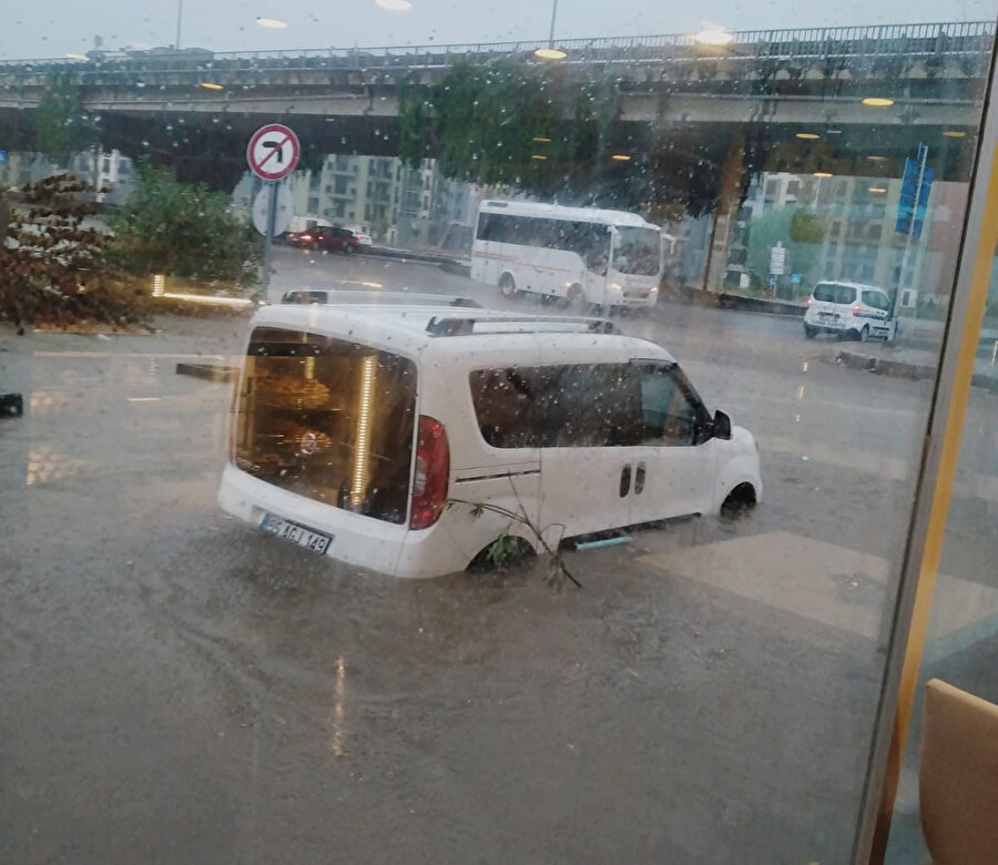 Samsun'da sağanak sele yol açtı: Caddeler göle döndü