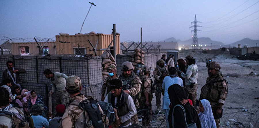 Taliban'ın Afganistan'ı ele geçirmesinin ardından Hamid Karzai Uluslararası Havalimanı'na girmeyi umut eden Afganlar, '01' olarak bilinen CIA destekli 'Zero Units' paramiliter birimine bağlı savaşçılar tarafından durdurulurken.