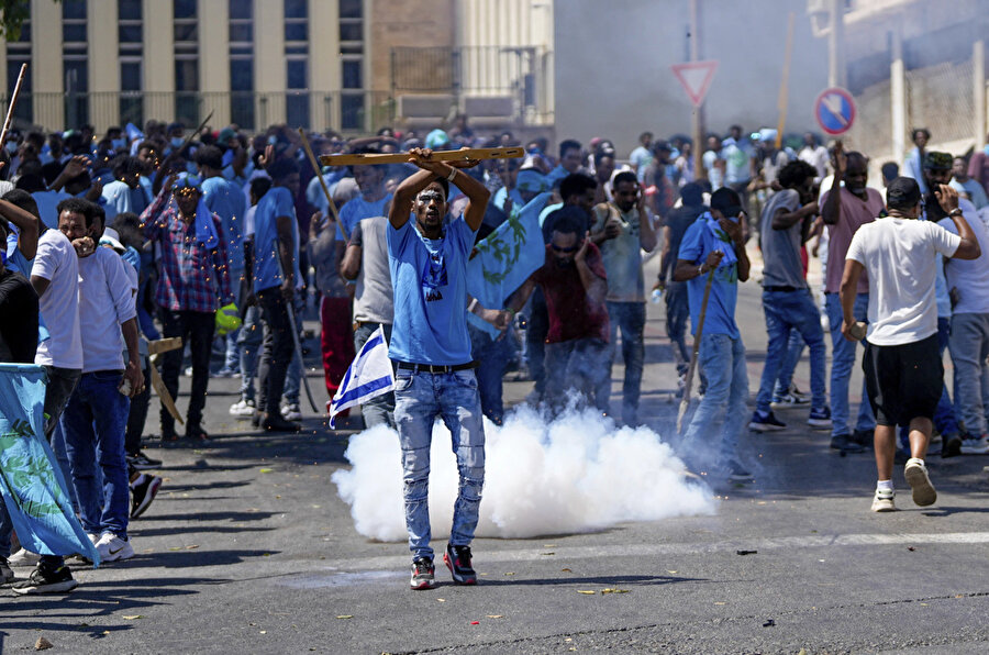 Hükûmet karşıtı göstericiler daha önce polisten, kendilerini izlemeye ve takip etmeye çalışmakla suçladıkları Eritre Büyükelçiliği tarafından düzenlenen hükûmet yanlısı etkinliğin iptal edilmesini istemişti.