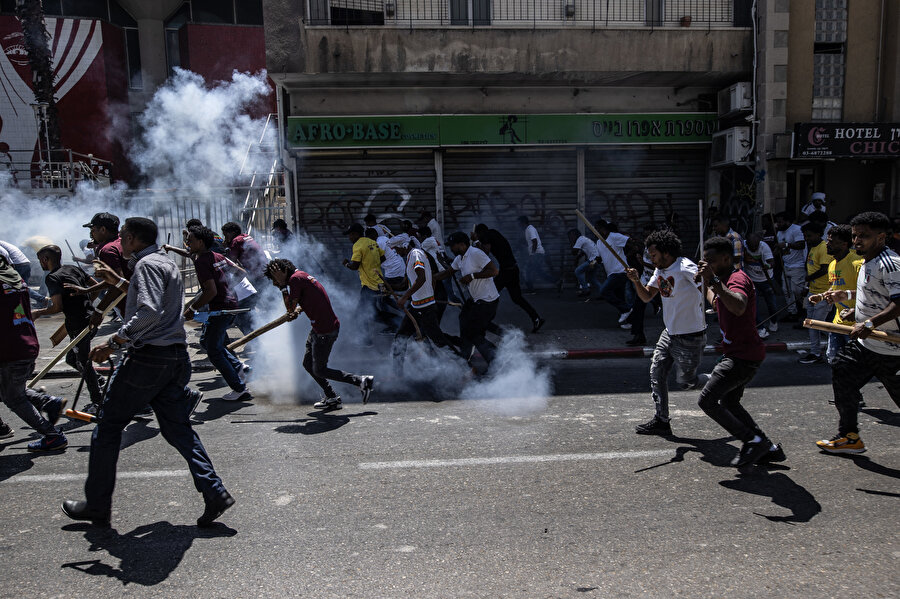 Eritre hükûmeti destekçileri, hükûmet karşıtı protestocuları sopalarla dövdü.