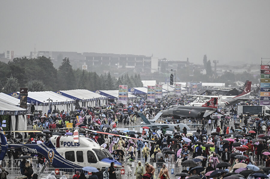 Yağışa rağmen TEKNOFEST'e yoğun ilgi
