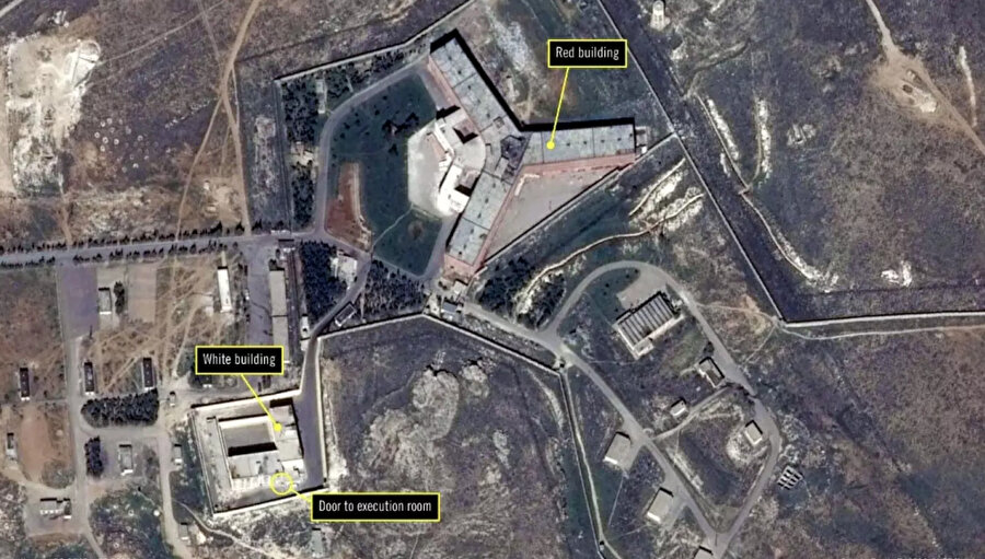 Fransız Ulusal Uzay Çalışma Merkezi (CNES) tarafından 7 Şubat 2017'de Suriye'deki Sednaya hapishanesi'nin infaz kanadını gösteren uydu görüntüsüdür.