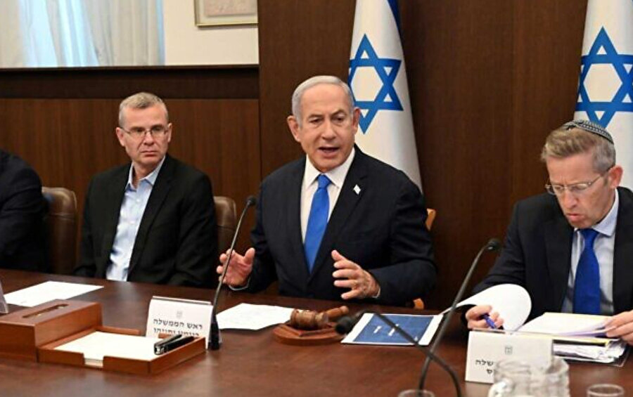 Başbakan Benjamin Netanyahu, Tel Aviv'in güneyindeki göçmen ayaklanmalarının ardından Kudüs'te bir bakanlar toplantısına başkanlık ederken bakanlar, göçmenlere yönelik çalışma izinlerinin iptal edilmesi üzerinde mutabakata vardı.
