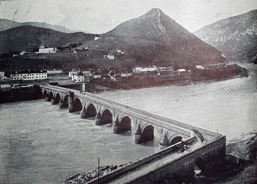 Klasik köprü vazifesinin dışında Boşnakların o dönemde hacca gitmesine de olanak sağlayan Drina Köprüsü, aynı zamanda ticaret yollarına ulaşımı kolay hale getirmiştir.