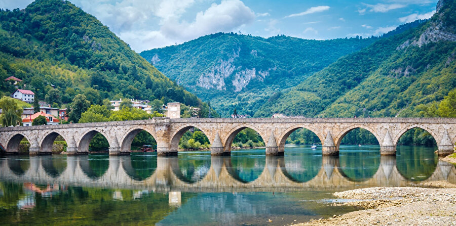Yaşadığı savaşlara rağmen asırlardır tüm endamıyla Drina Nehri üzerinde ayakta duran köprü, bugün de ilk günkü ihtişamıyla ve muazzam mimarisiyle görenleri kendine hayran bırakıyor.