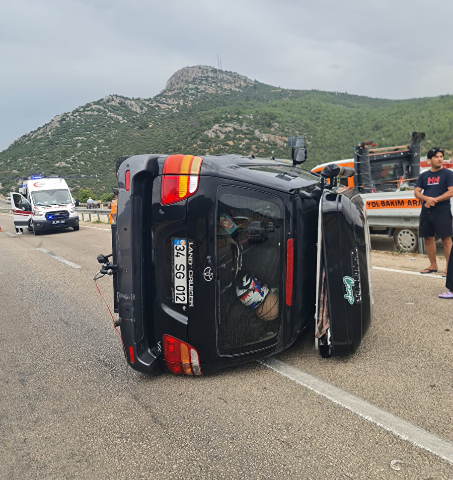 Sanatçı Sümer Ezgü ve ailesi Antalya'da kaza yaptı