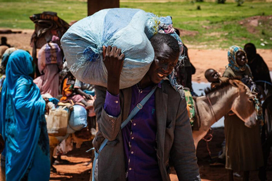 BM Mülteciler Yüksek Komiserliği; 1,8 milyondan fazla kişinin savaştan zarar gören Sudan'dan kaçmasının beklendiğini ve bu kişilerin ihtiyaçlarının karşılanması için 1 milyar dolara ihtiyaç duyulduğunu söyledi.