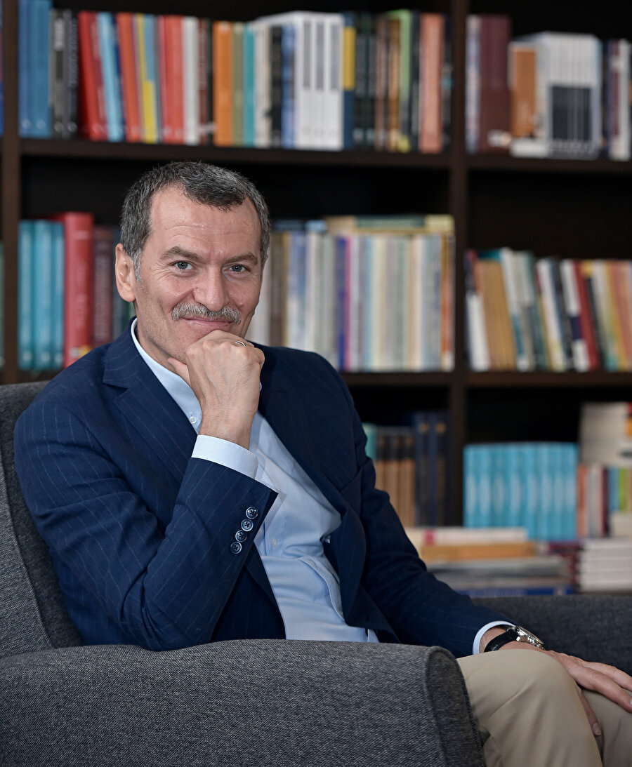 Bugüne kadar ilçede yapılanları, bunların etkilerini 3.Milli Kültür Şûrası’nda çıkan sonuçların ne kadar uygulandığını Zeytinburnu Belediye Başkanı Ömer Arısoy ile konuştuk. Arısoy, şehir aidiyetinin oluşması için kültür ve sanatın önemli olduğunu özellikle belirtiyor ve uzun yıllara dayanan tecrübelerini aktarıyor.