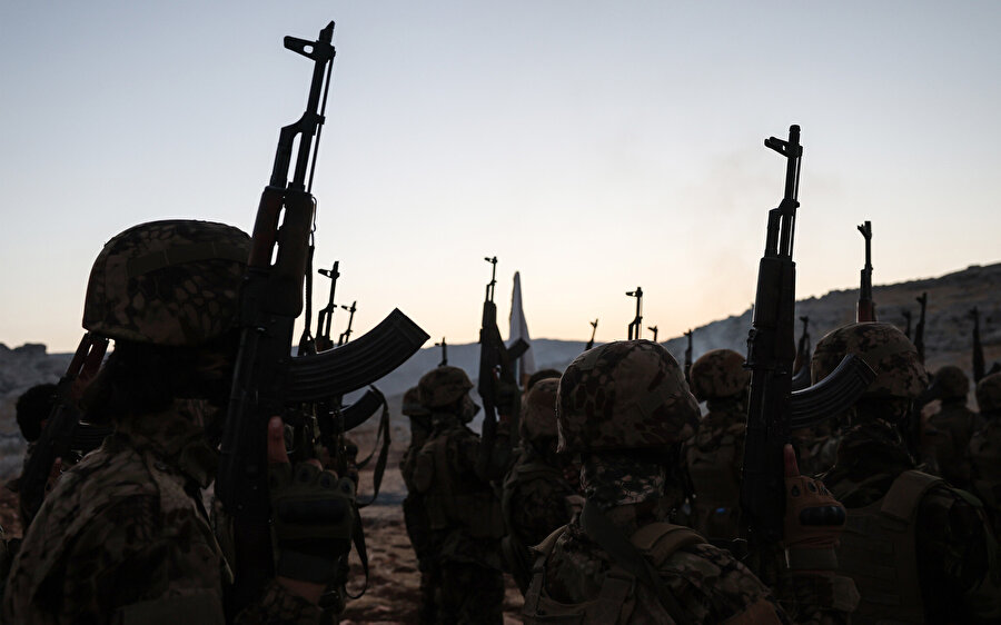 Suriye'de, kötüleşen ekonomi nedeniyle protestolar devam ederken, El Kaide bağlantılı muhalifler hükümetin askerî mevzilerini vuruyor.