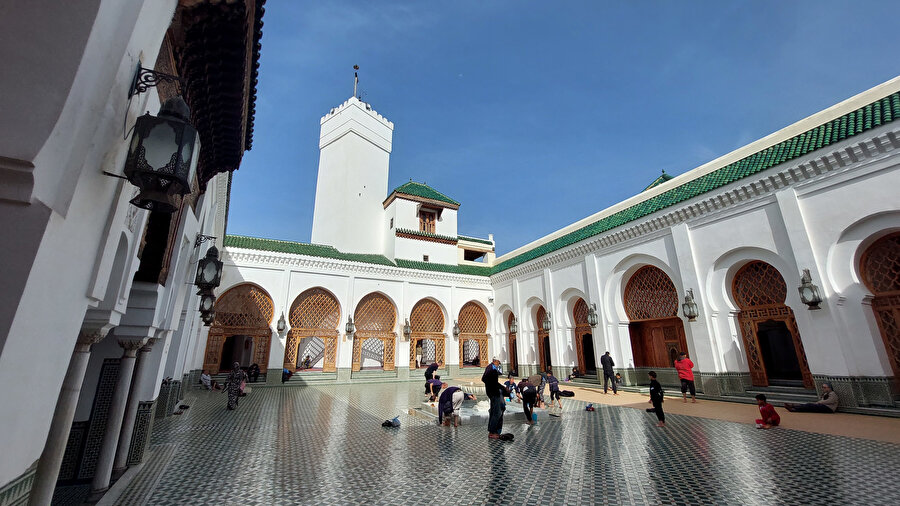 Endülüs Camii, Fes’in Endülüs mahallesinde Meryem el-Fihrî tarafından 859-860 yıllarında inşa ettirildi.