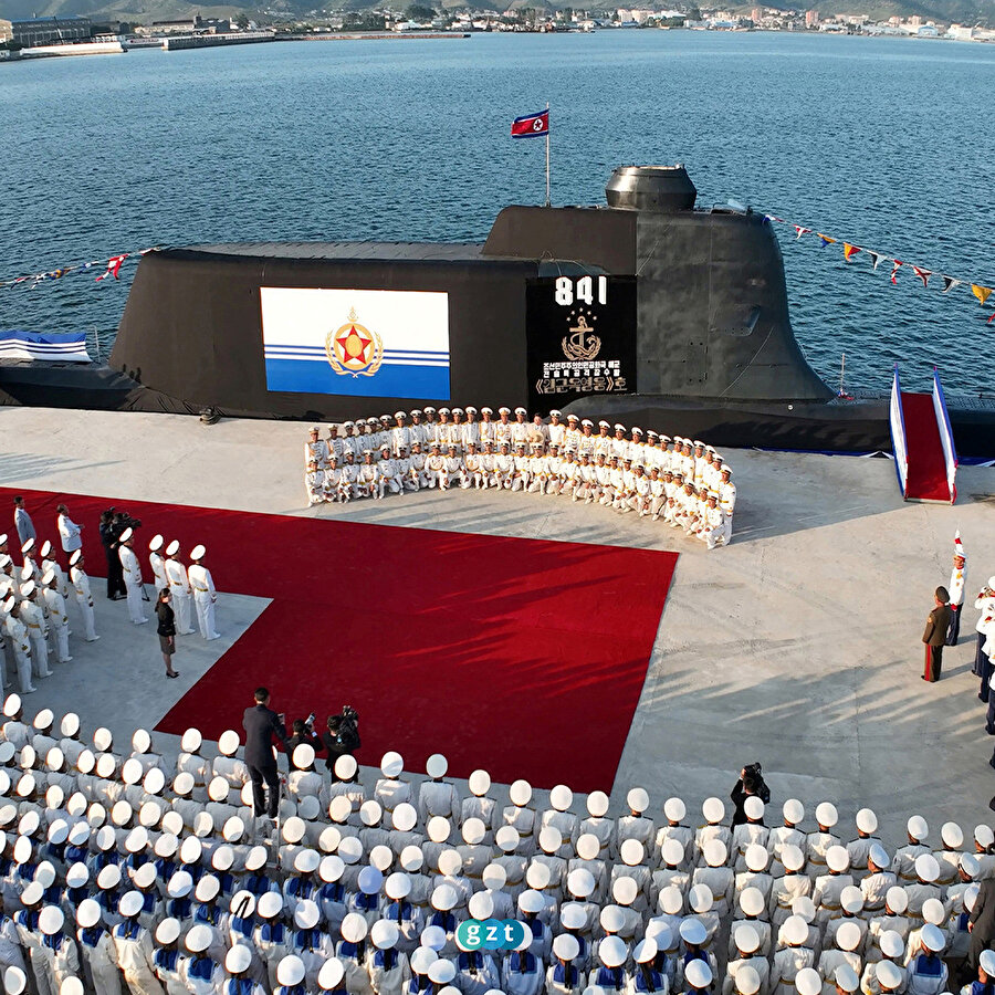 Kuzey Kore nükleer silah taşıyabilen denizaltısını tanıttı