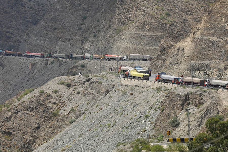 Pakistan-Afgan ana sınır kapısının çatışmalar sonrasında kapatılmasının ardından iki tarafta da malzeme yüklü kamyonlar, mahsur kalmış durumda.