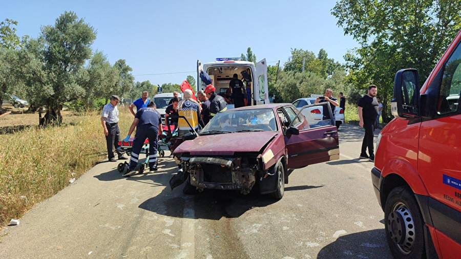 Bursa'da otomobiller kafa kafaya çarpıştı: Biri bebek 6 yaralı