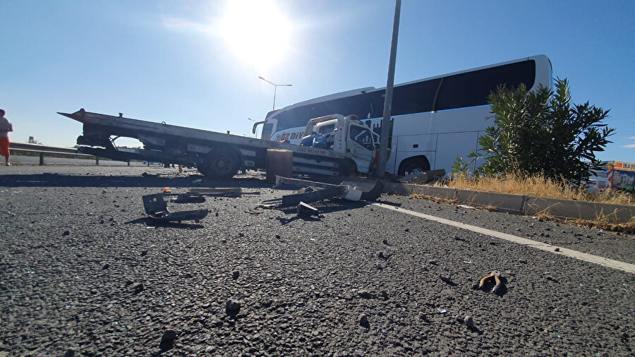 Diyarbakır'da kamyon, çekici ve yolcu otobüsünün karıştığı kaza: 6 yaralı