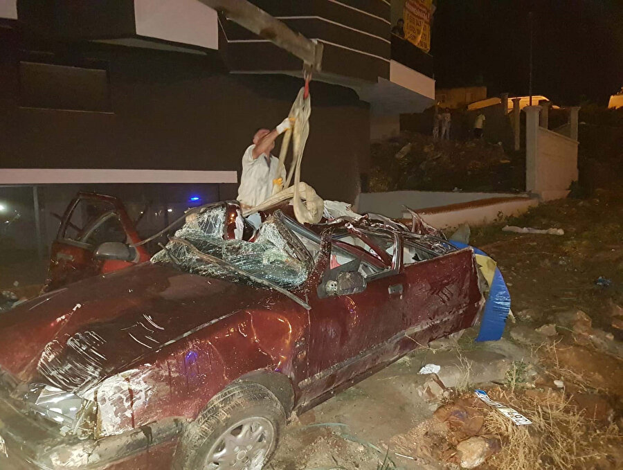 Otomobil kanala uçtu: 4 ölü