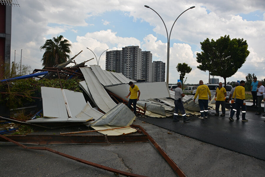 Fırtınada iki okulun çatısı uçtu: Ağaçların dalları kırıldı